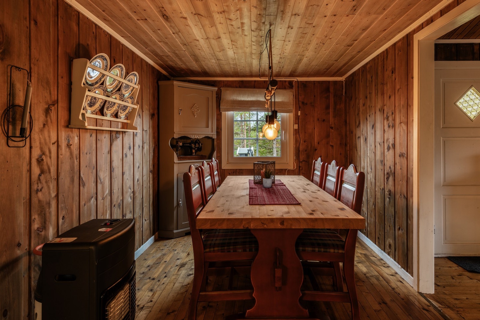 Spisestue med rom for hyggelige kvelder i godt selskap Galleribilde