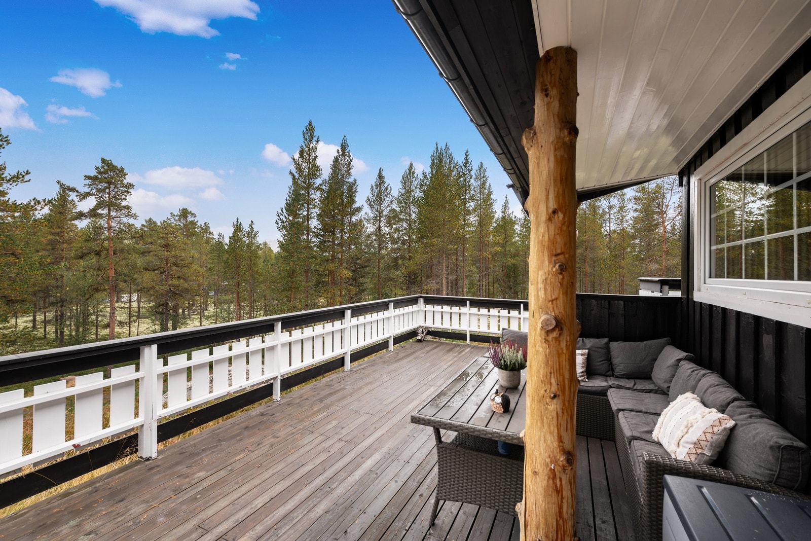 Flott terrasse der de solfylte dagene nytes til det fulle Galleribilde