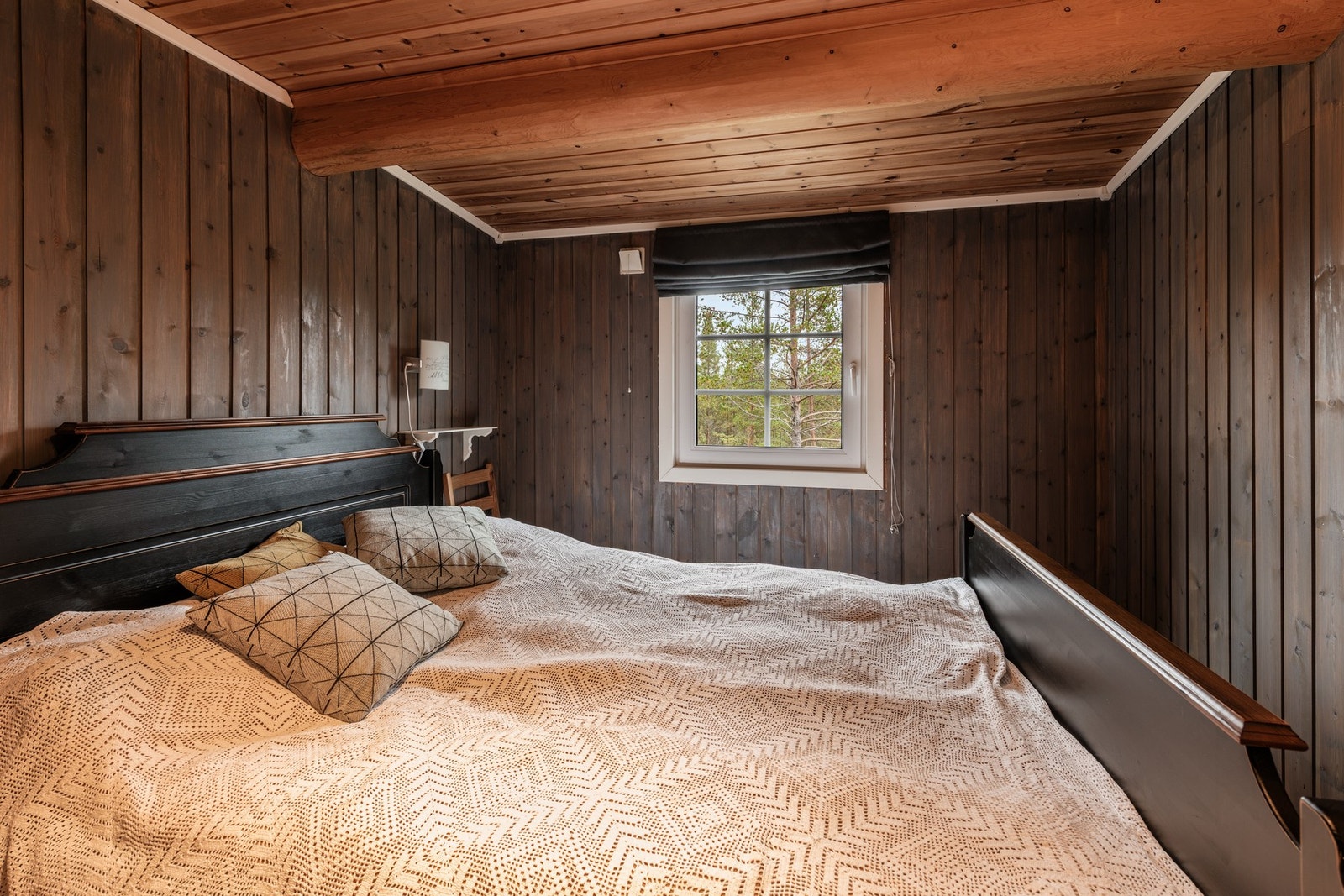 Drøm søtt i myke dyner omringet av frisk fjelluft Galleribilde