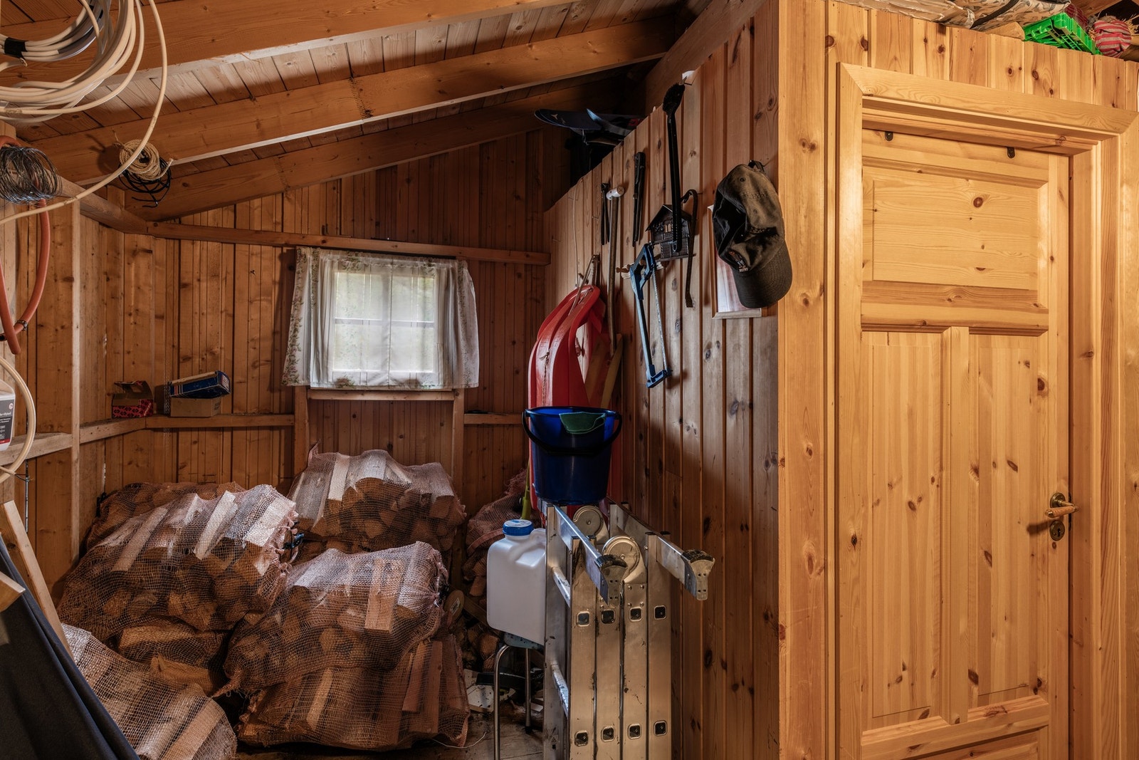 Bod med god plass til både ved og det man trenger til fjells Galleribilde