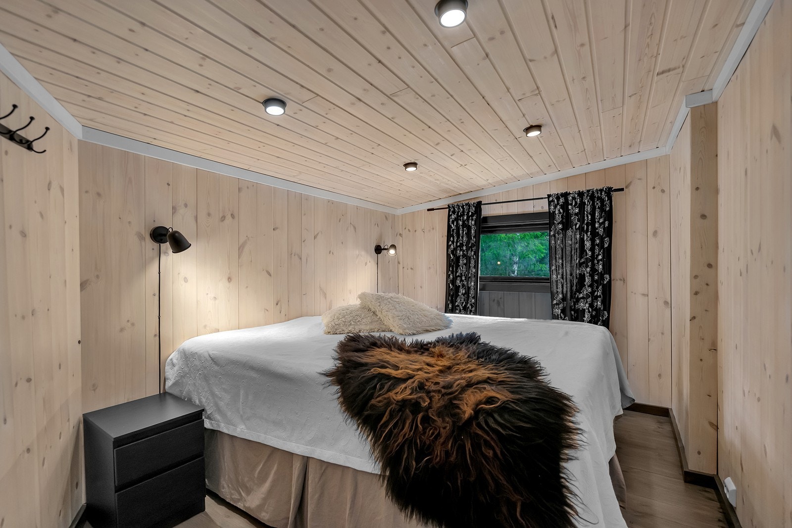 Soverom 1. Kun oppladbare spotter i tak og vanlig nattbord lys på strøm. Galleribilde