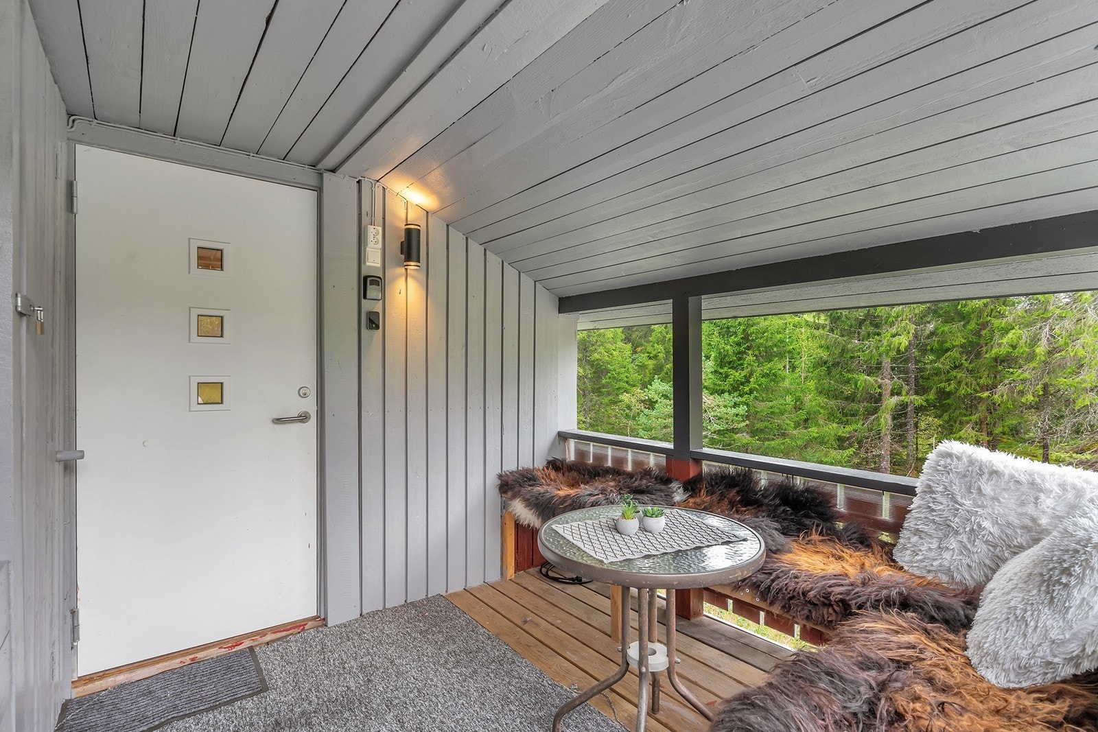 Hytta er opprinnelig fra ca. 1977, men er betydelig oppgradert/modernisert i nyere tid. Velkommen inn! Galleribilde