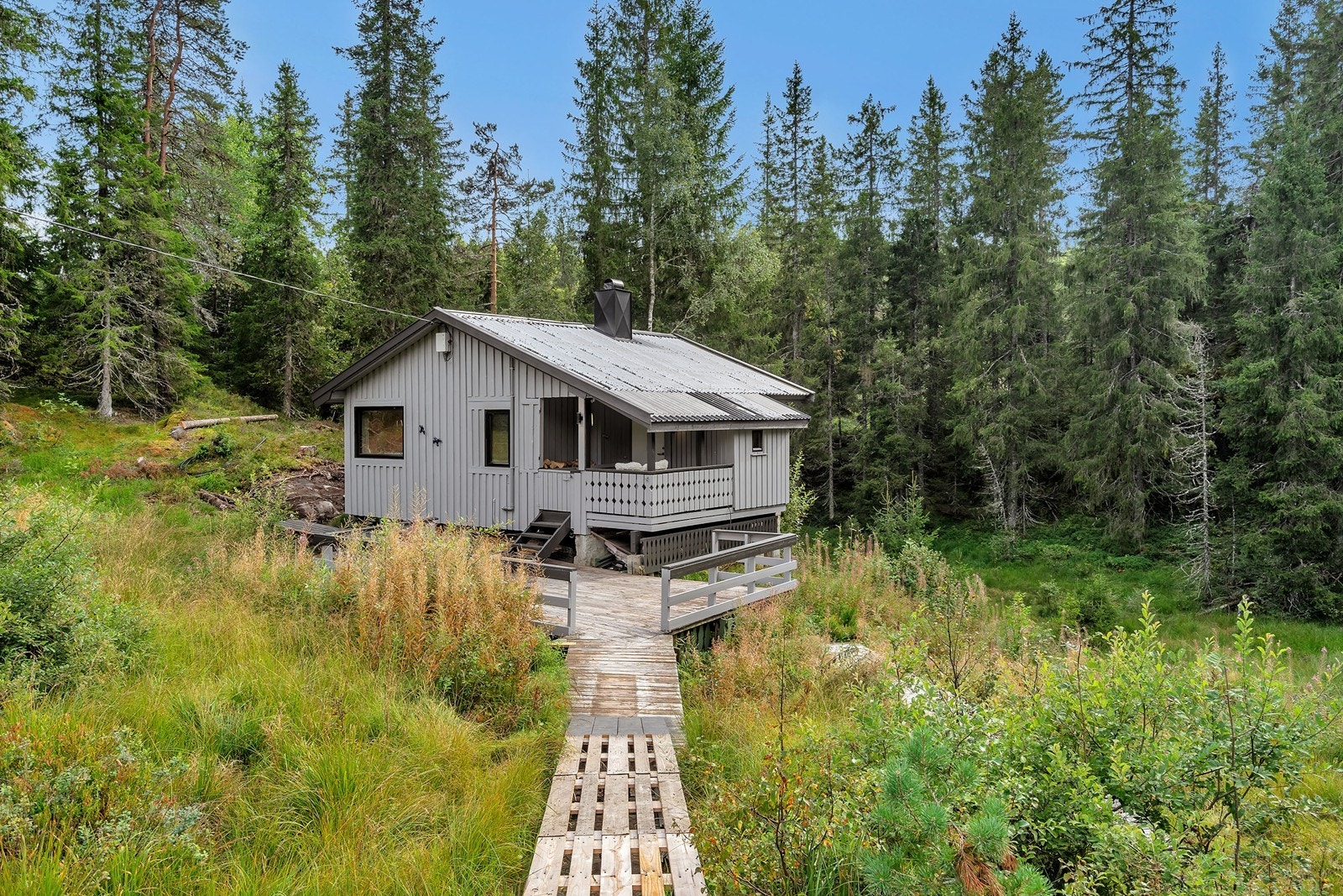Usjenert beliggende hytte i idylliske omgivelser med naturen som nærmeste nabo. Galleribilde