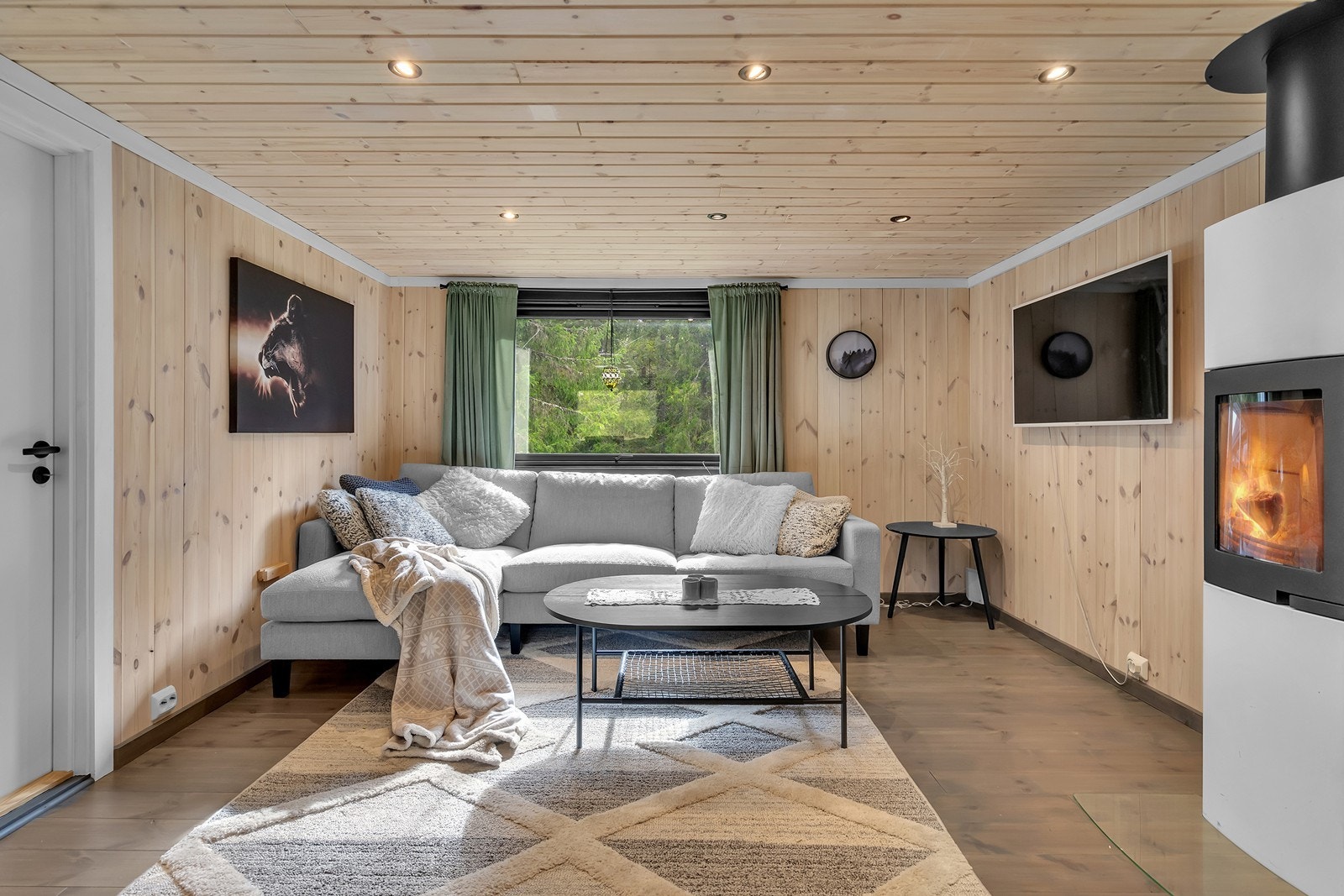 Stue med plass til sofagruppe og tilhørende møbler. Galleribilde