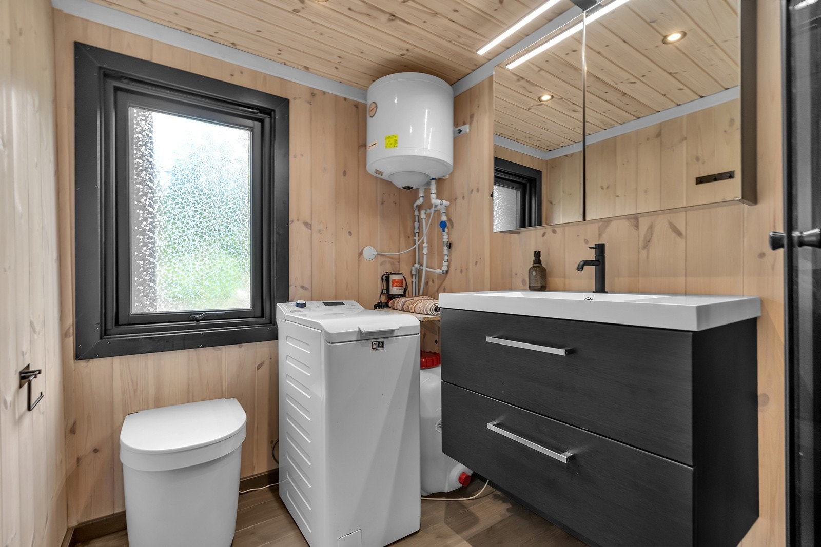 Det foreligger ikke utslippstillatelse fra kommunen, se salgsoppgaven for mer info. Galleribilde