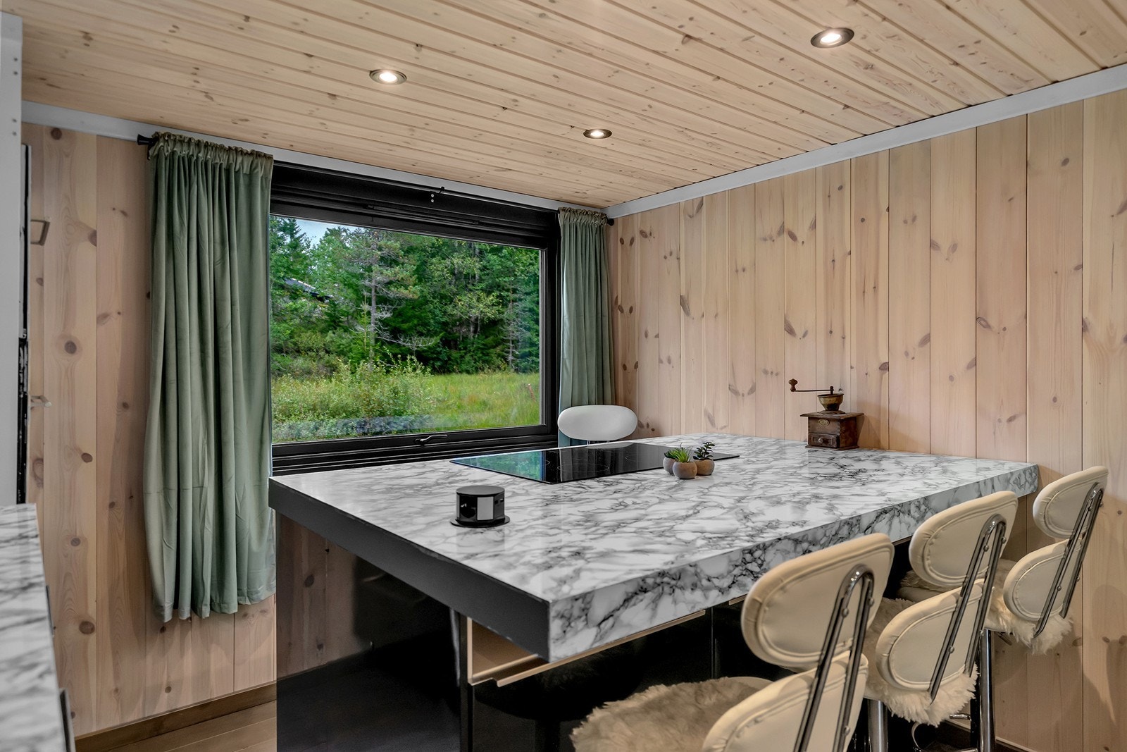 Integrert kjøleskuffer, stekeovn, platetopp, oppvaskmaskin og mikrobølgeovn medfølger i handelen. Det foreligger ikke utslippstillatelse fra kommunen, se salgsoppgaven for mer info. Galleribilde