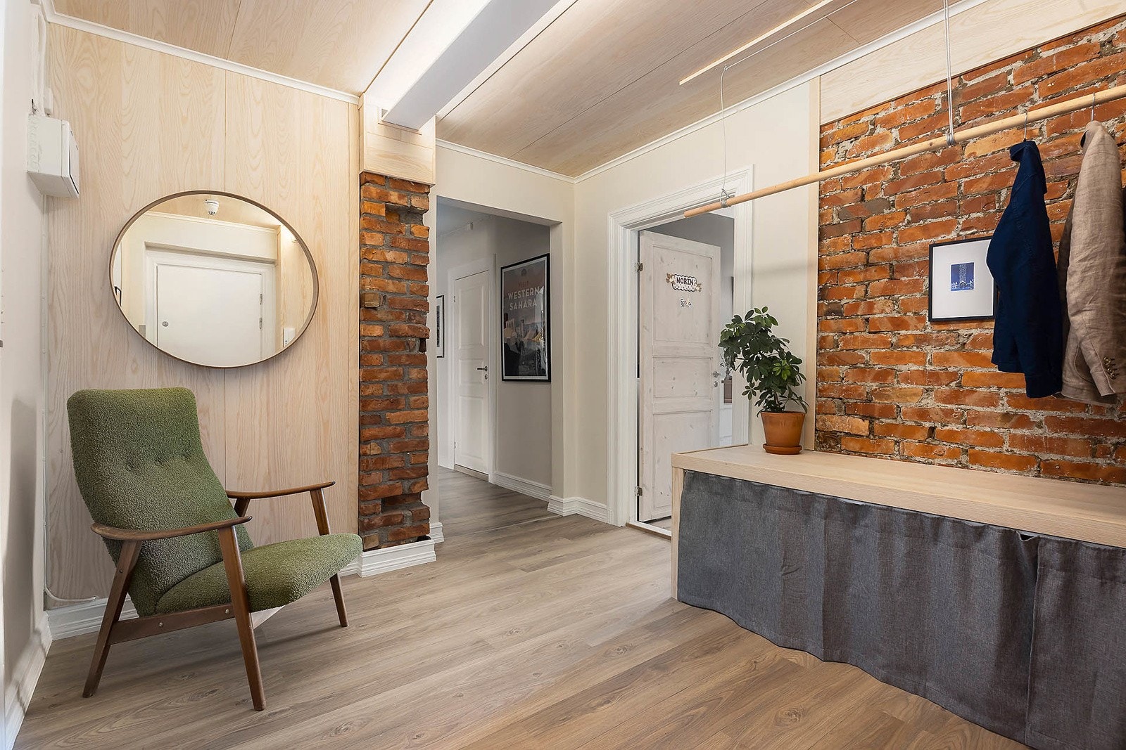 Godt med lagringsplass under den lange garderobestangen Galleribilde