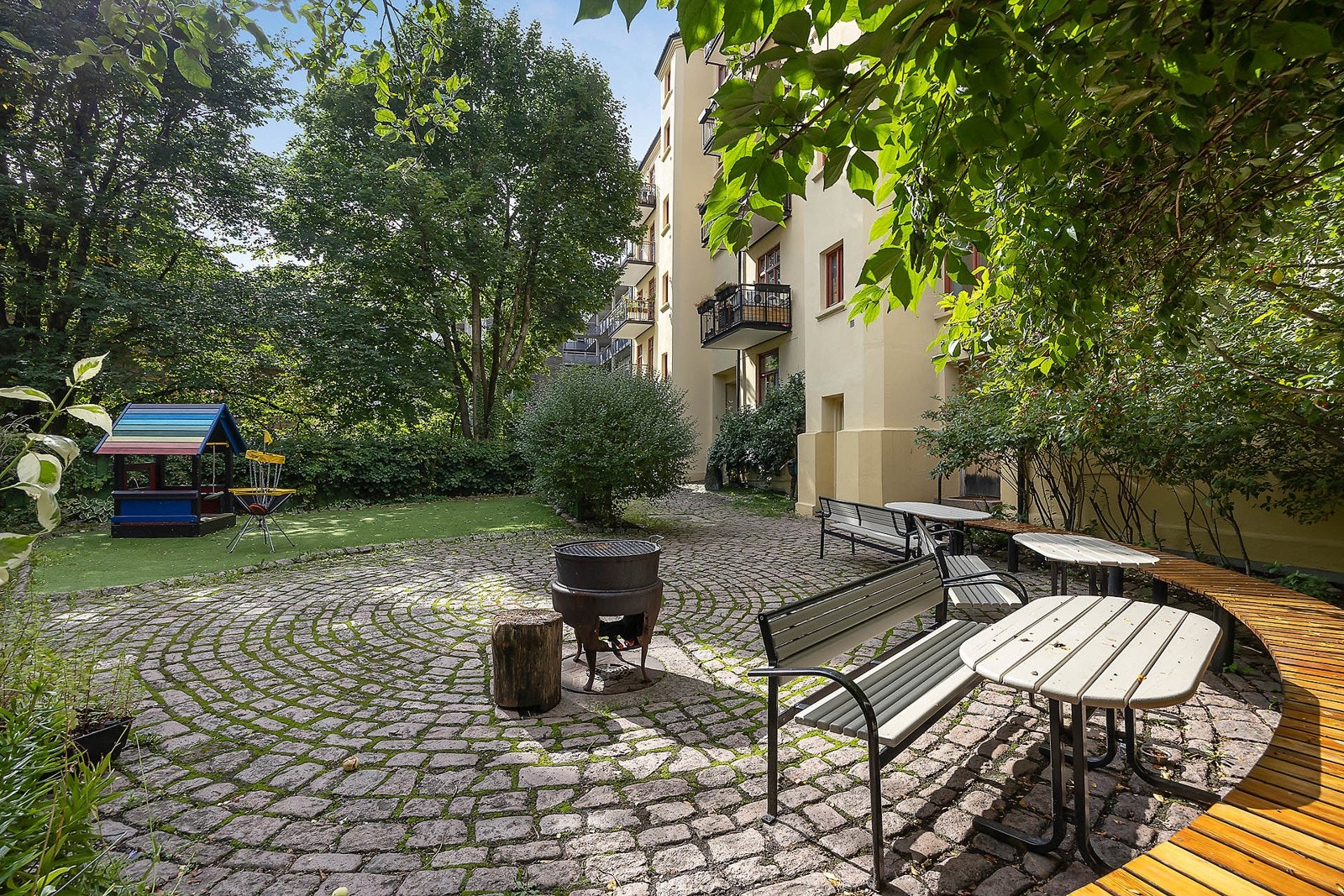Grillen i bakgården er ofte i bruk, og fungerer som bålpanne ved den felles julegrantenningen i desember Galleribilde