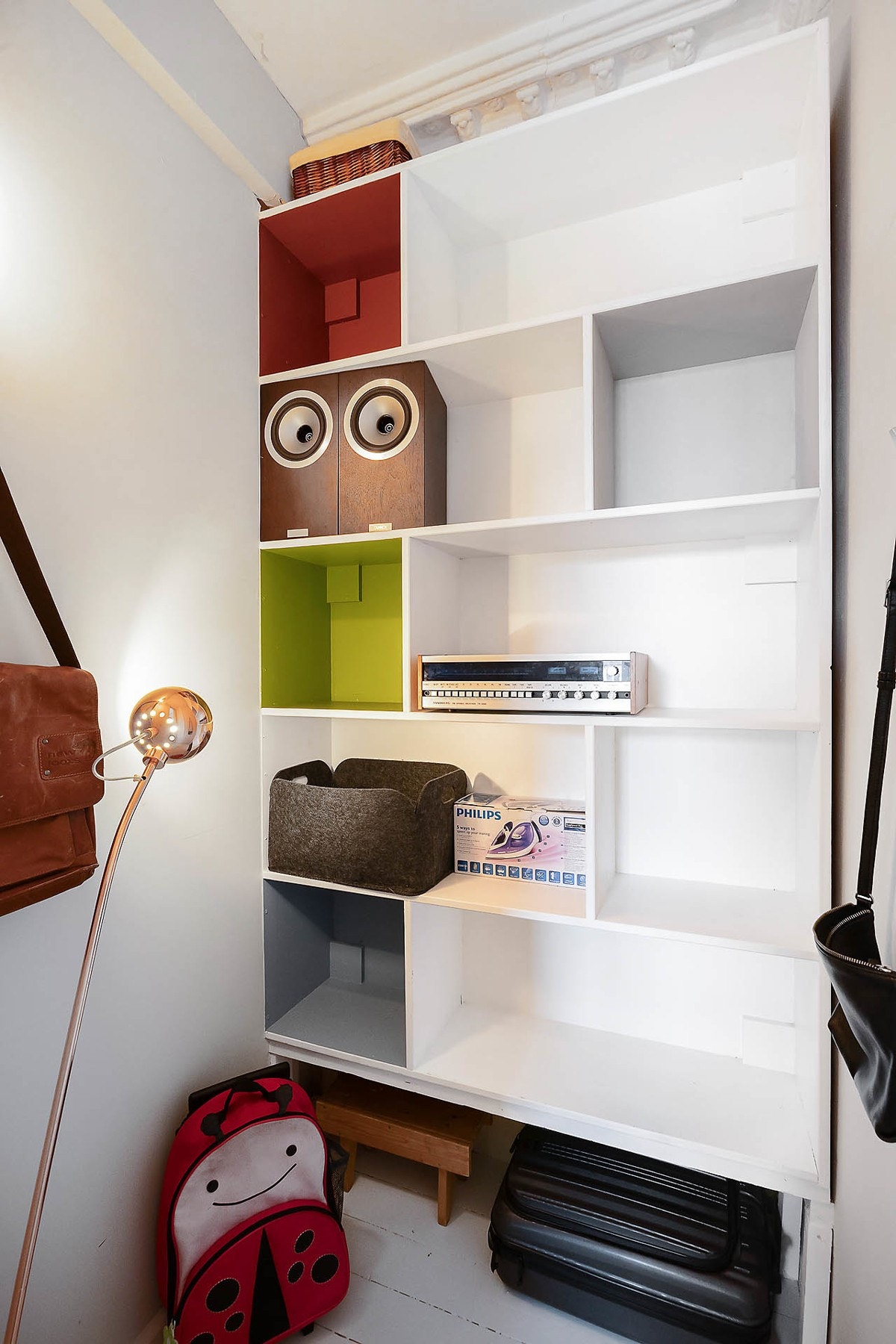 Bod med inngang fra hovedsoverom, praktisk til ekstra oppbevaring eller som walk-in-closet Galleribilde