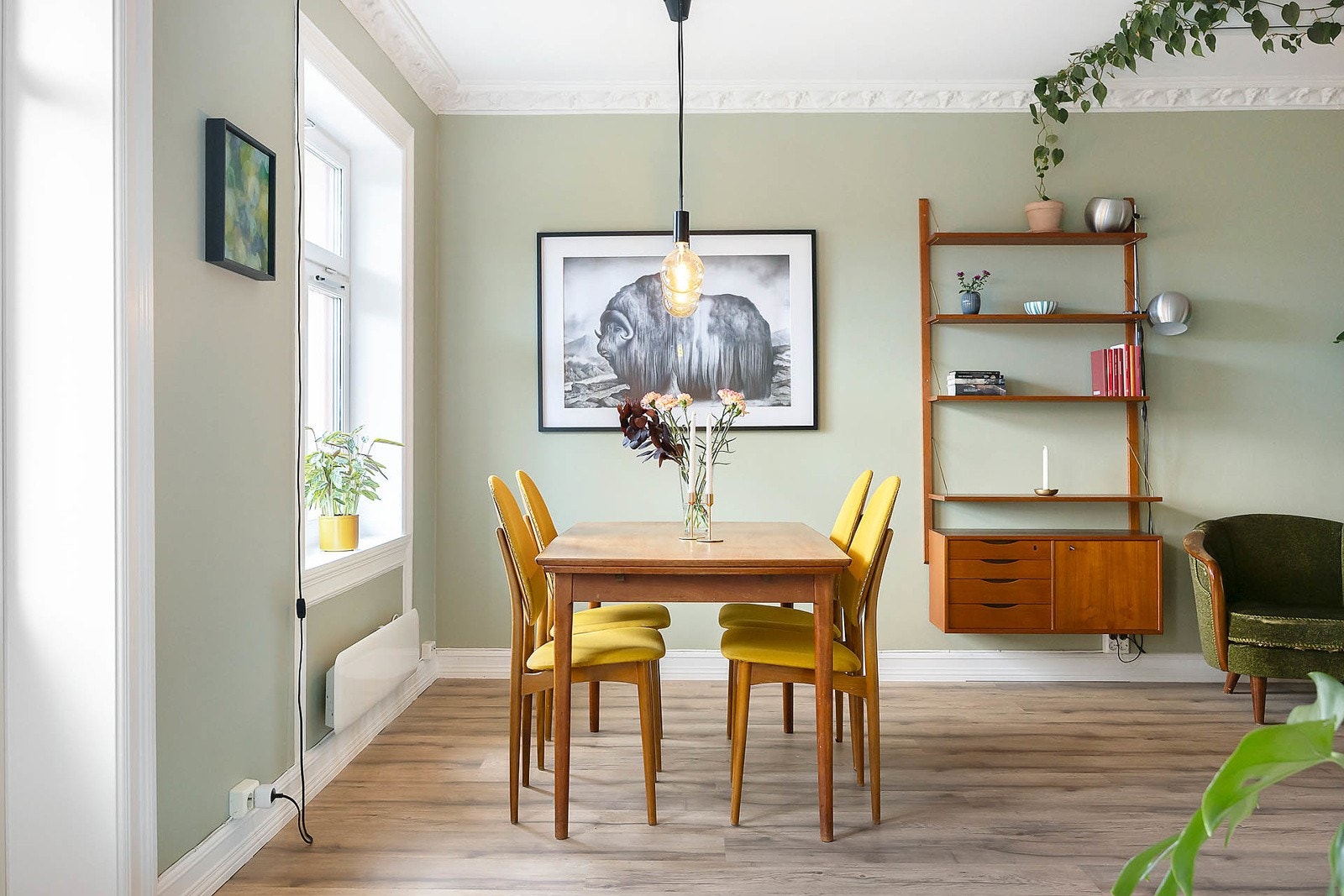 Fin plass for spisestuebord Galleribilde