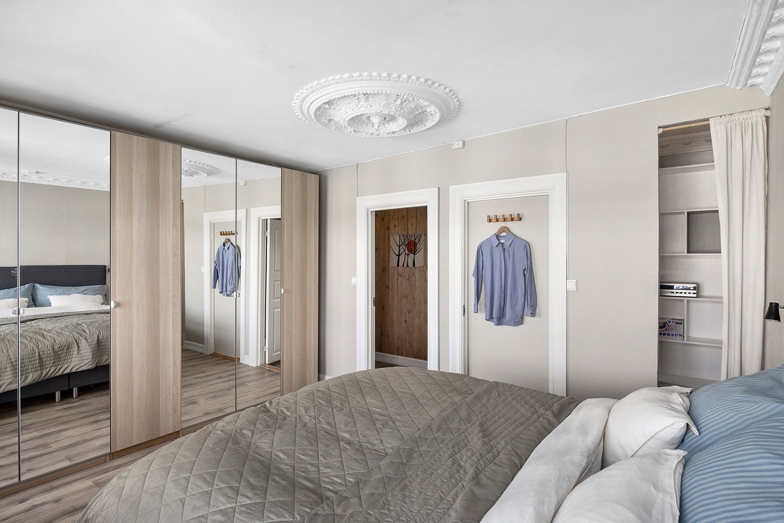 Stor garderobe med gode oppbevaringsmuligheter og inngang til innvendig bod Galleribilde