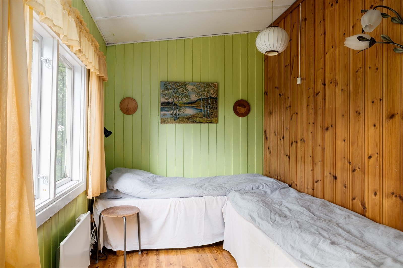 Soverom med furugulv Galleribilde