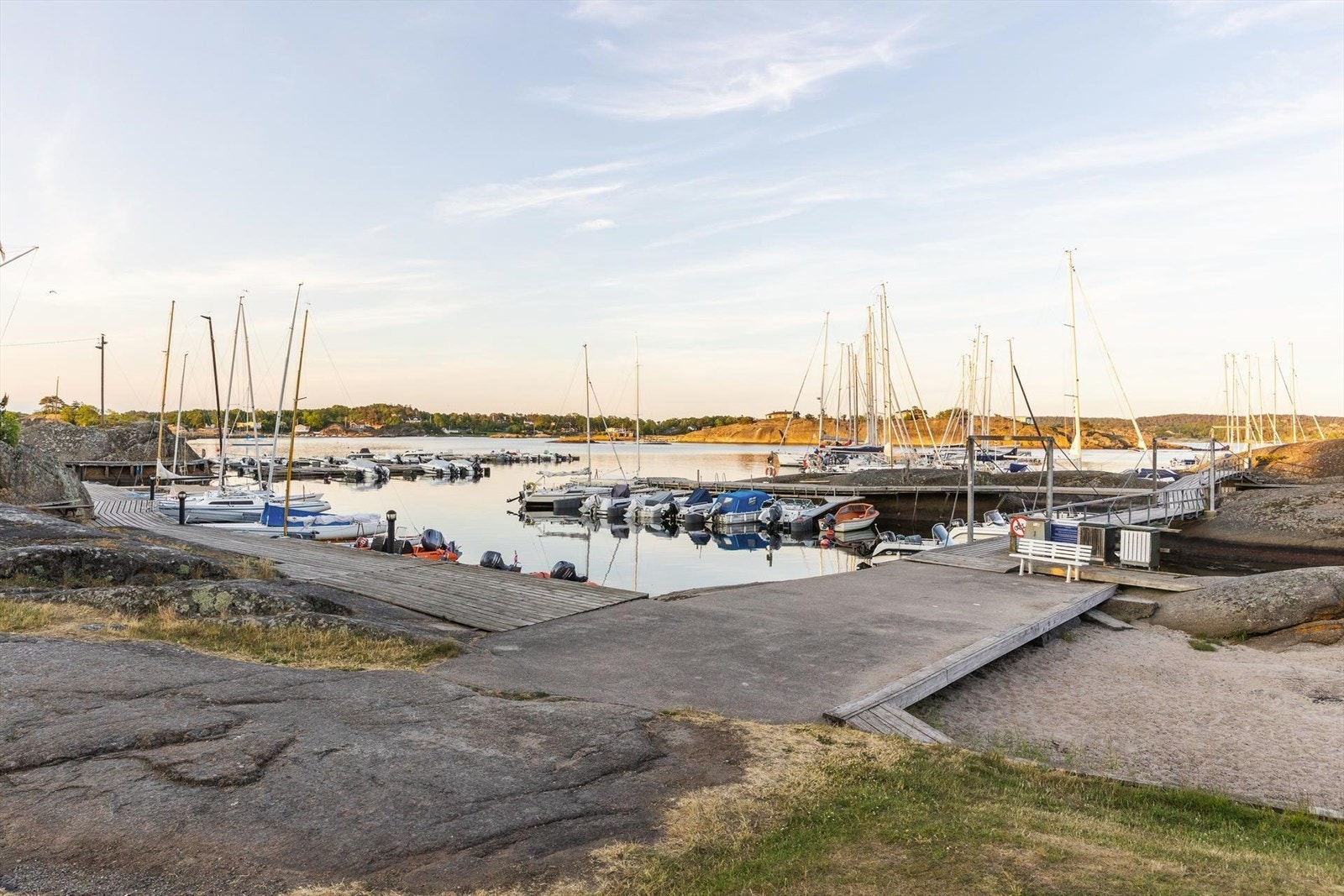Seilerhytta ligger ikke langt unna og er ca. 1 kilometer å gå fra Sandvikaveien der du normalt sett parkerer biler. Galleribilde