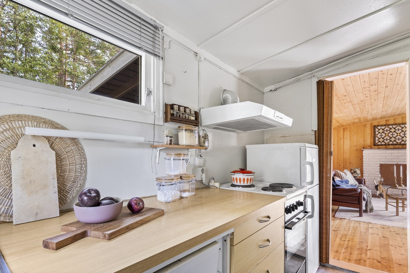 Videre adkomst fra kjøkkenet og ut i stuen. Galleribilde