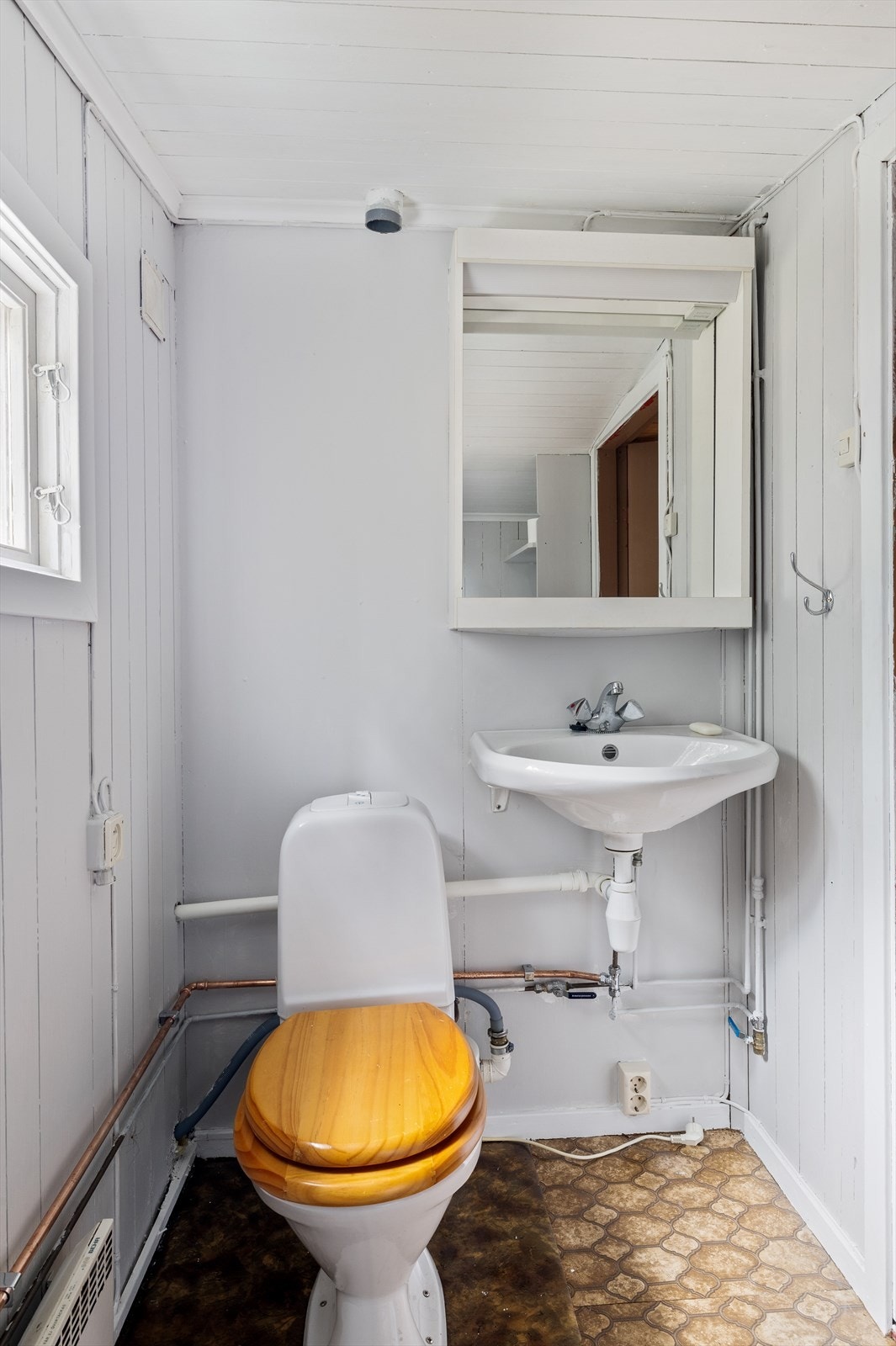 Stikkontakter langs gulvet - Toalettet har blitt malt i senere tid Galleribilde