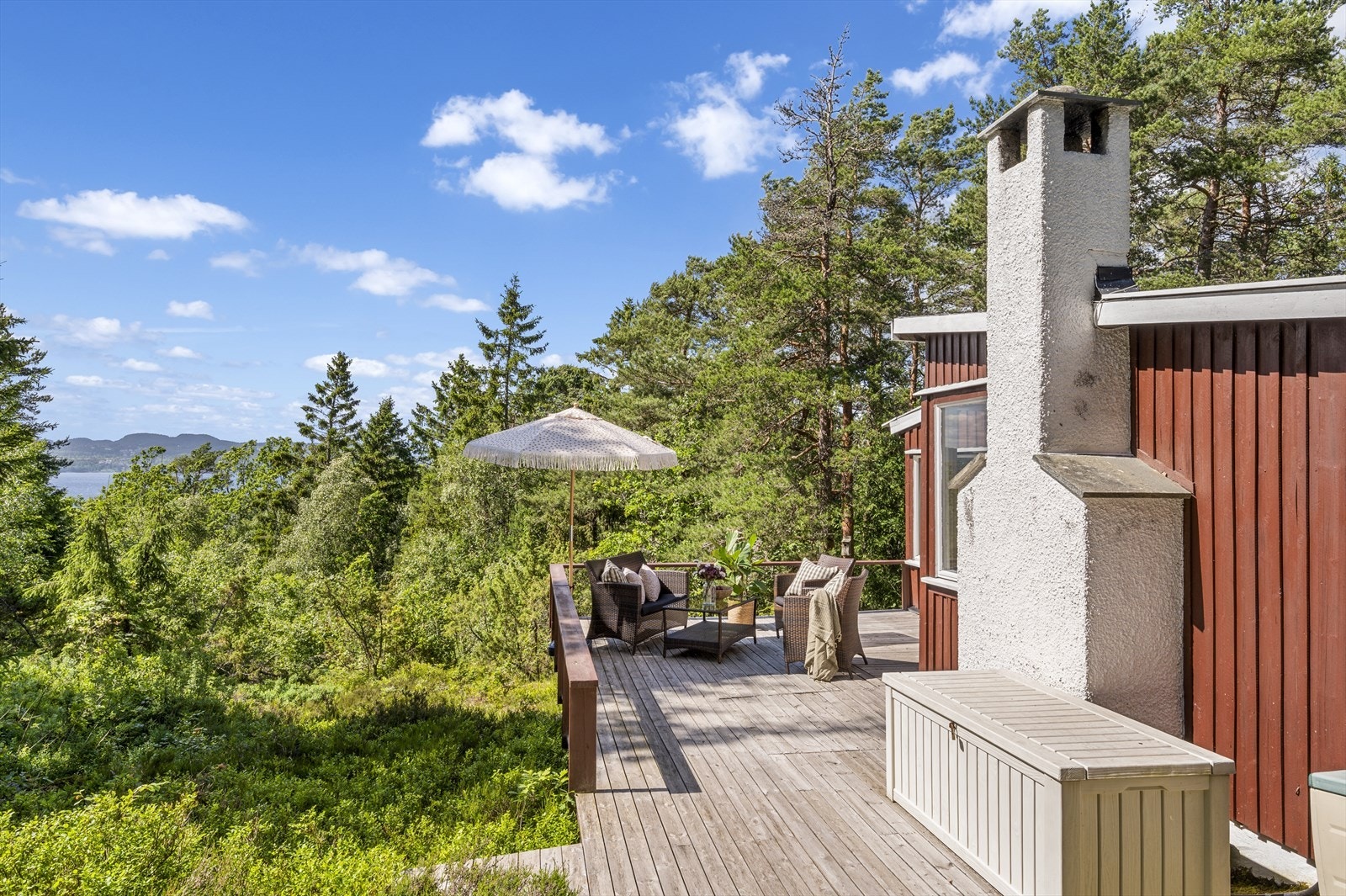 Utsikt over nærområdet og til Viksfjorden Galleribilde