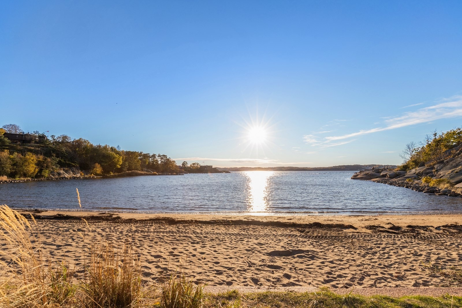 Rekkevikbukta som det er ca. 15 minutter å gå til fra hytta ifølge nabolagsprofilen Galleribilde