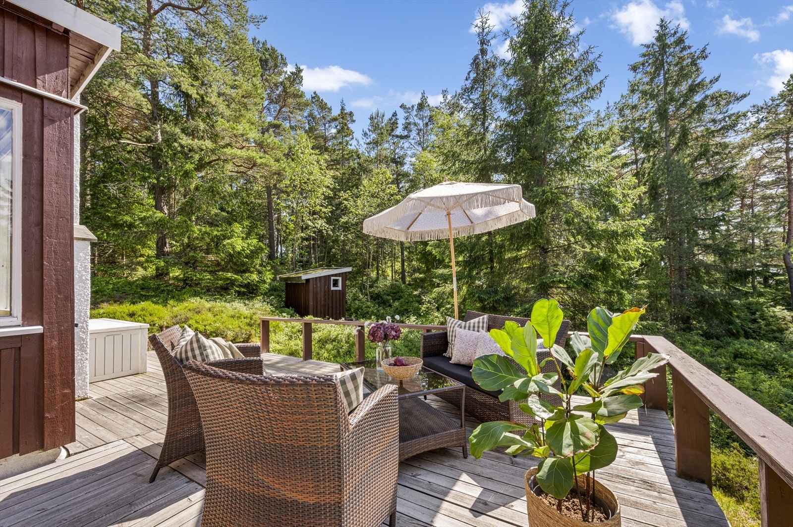 Koselig og usjenert uteplass med adkomst fra stuen Galleribilde