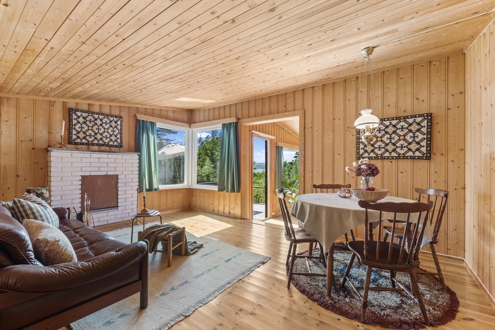 Hytta har også sjøglimt fra stuene Galleribilde