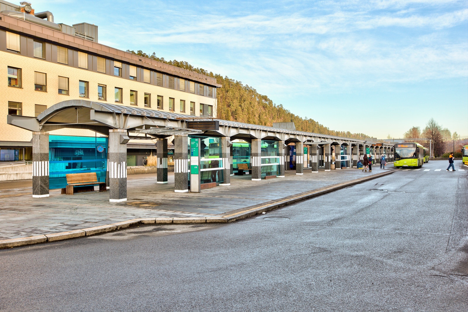 Buss og tog - rett ved siden av bygget. Galleribilde