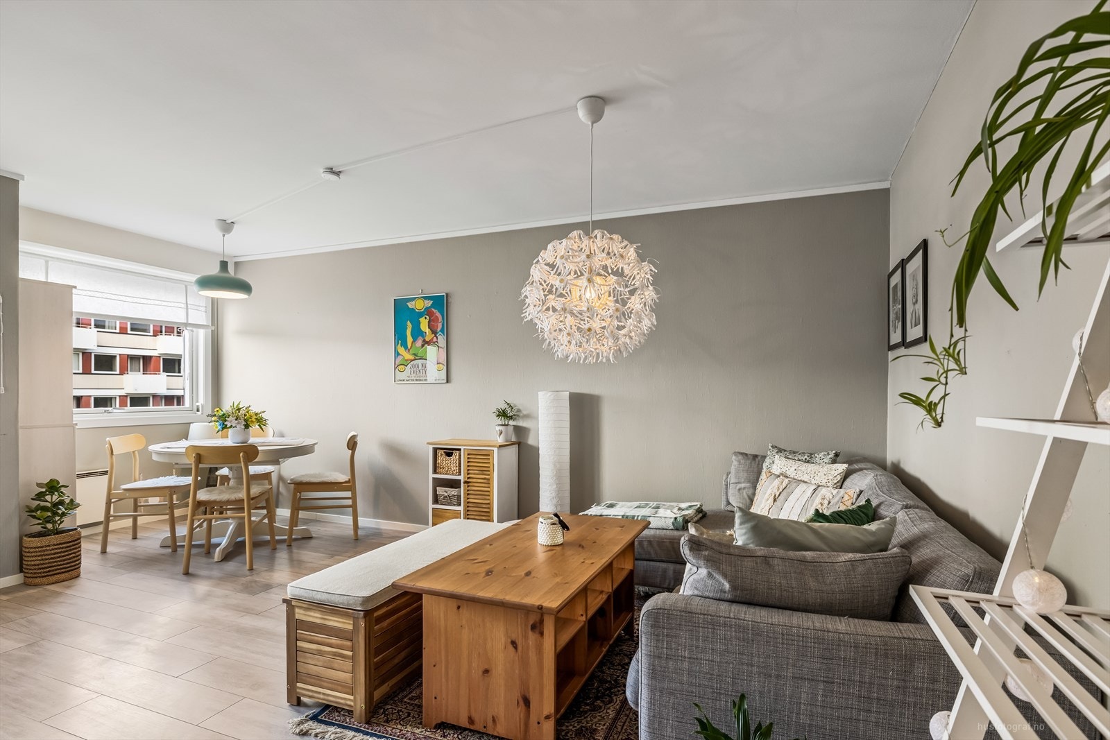 Det er godt med naturlig lys fra store vindusflater Galleribilde