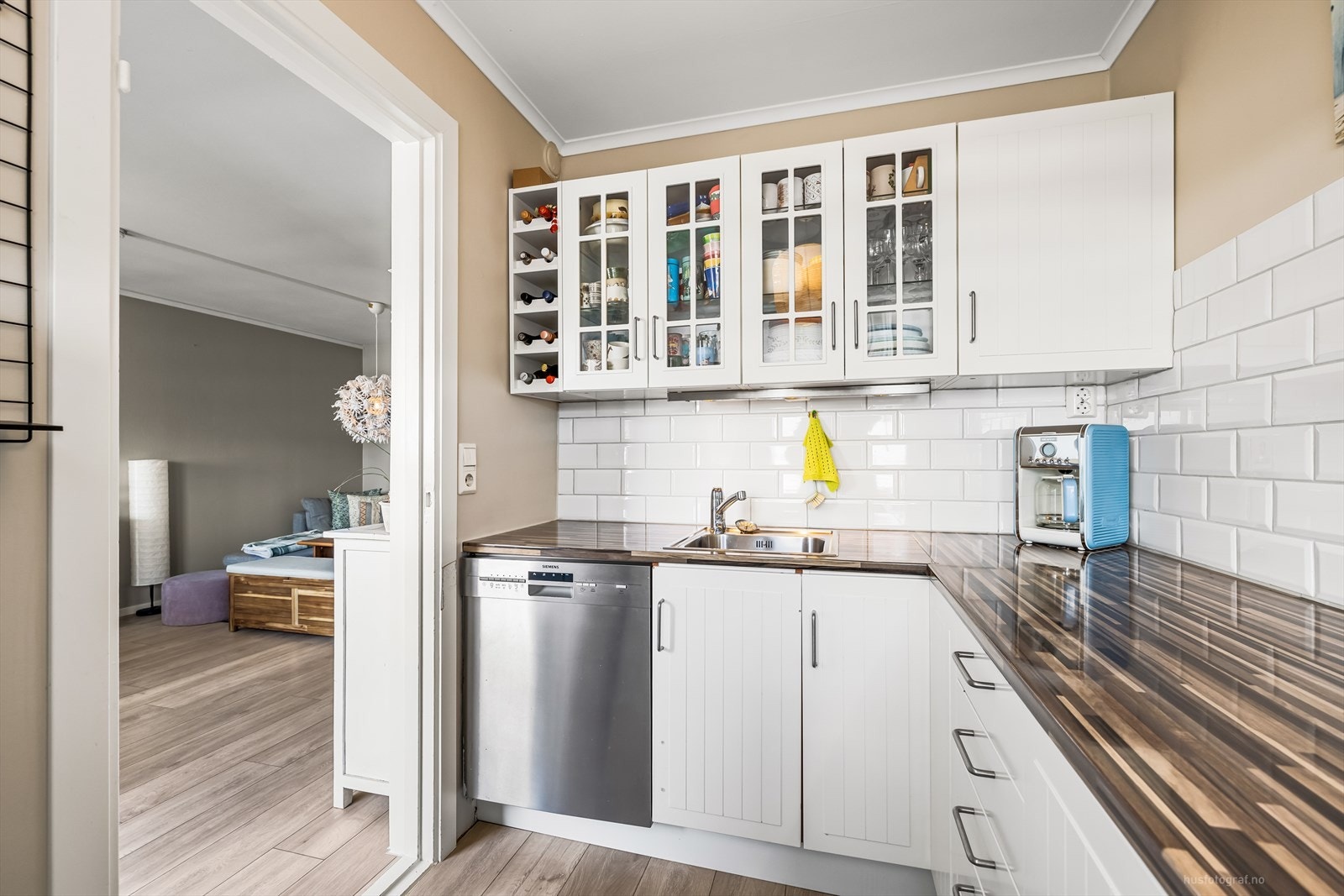 Lys kjøkkeninnredning med profilerte fronter og benkeplate av laminat Galleribilde