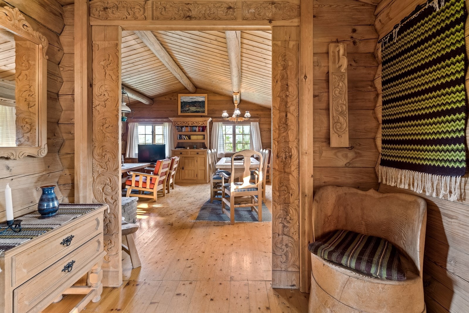 Fra gangen videre inn i stua Galleribilde