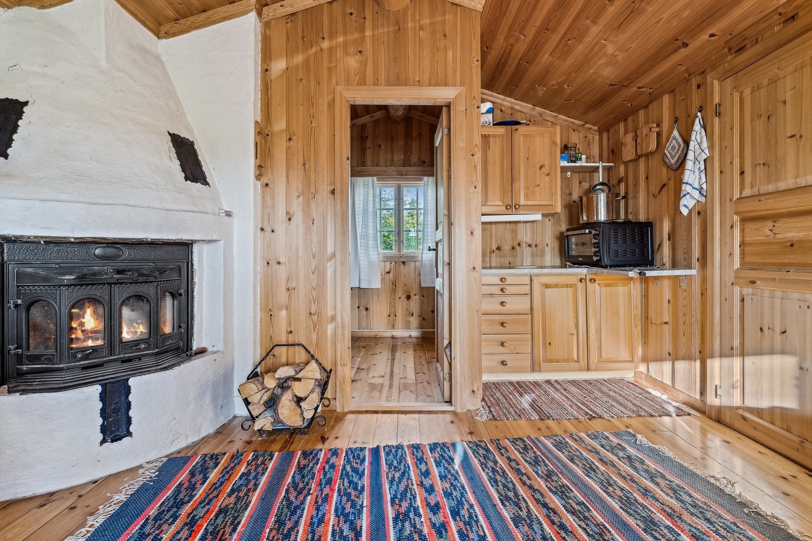 Peis med innsats i stuen i annekset Galleribilde