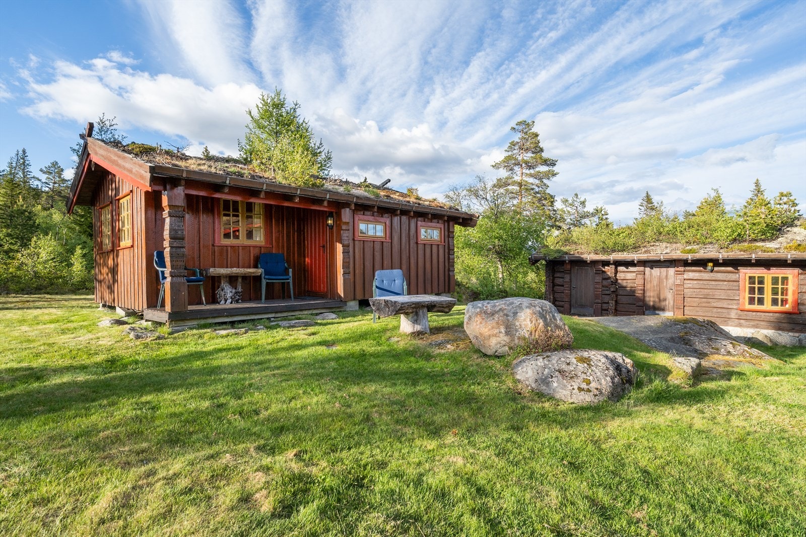 Annekset til venstre, uthuset til høyre Galleribilde