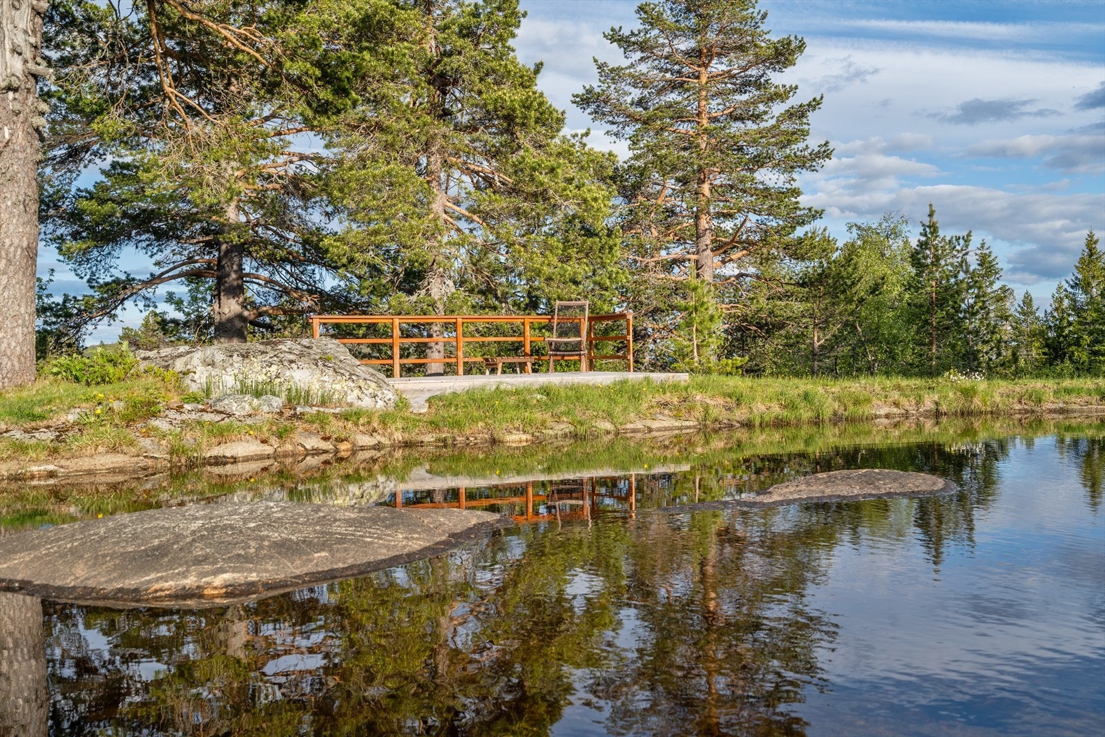 Det ble tidlig på 1980 tallet murt opp en idyllisk dam vest for bebyggelsen Galleribilde