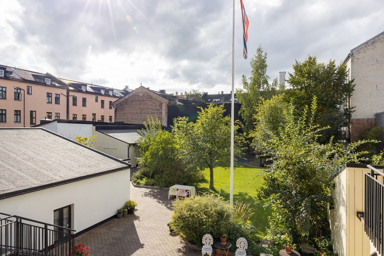 Bebyggelsen i området består i hovedsak av klassiske bygårder fra slutten av 1800-tallet og tidlig 1900-tall, mange med rehabiliterte fasader og bevart historisk preg. Galleribilde