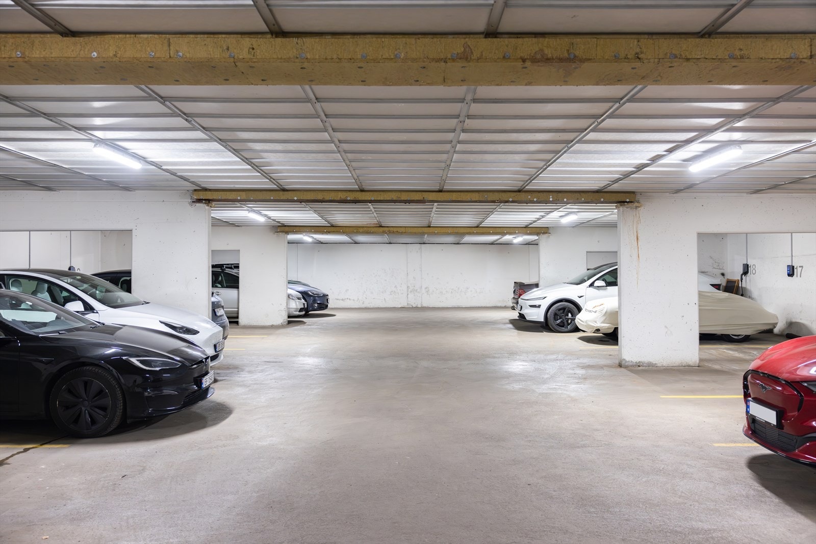 Det er mulighet for å leie biloppstillingsplass i felles garasjeanlegg i kjelleren for kr 980,- per mnd.
Det er mulig å innstallere el-bil lader på egen regning. Galleribilde