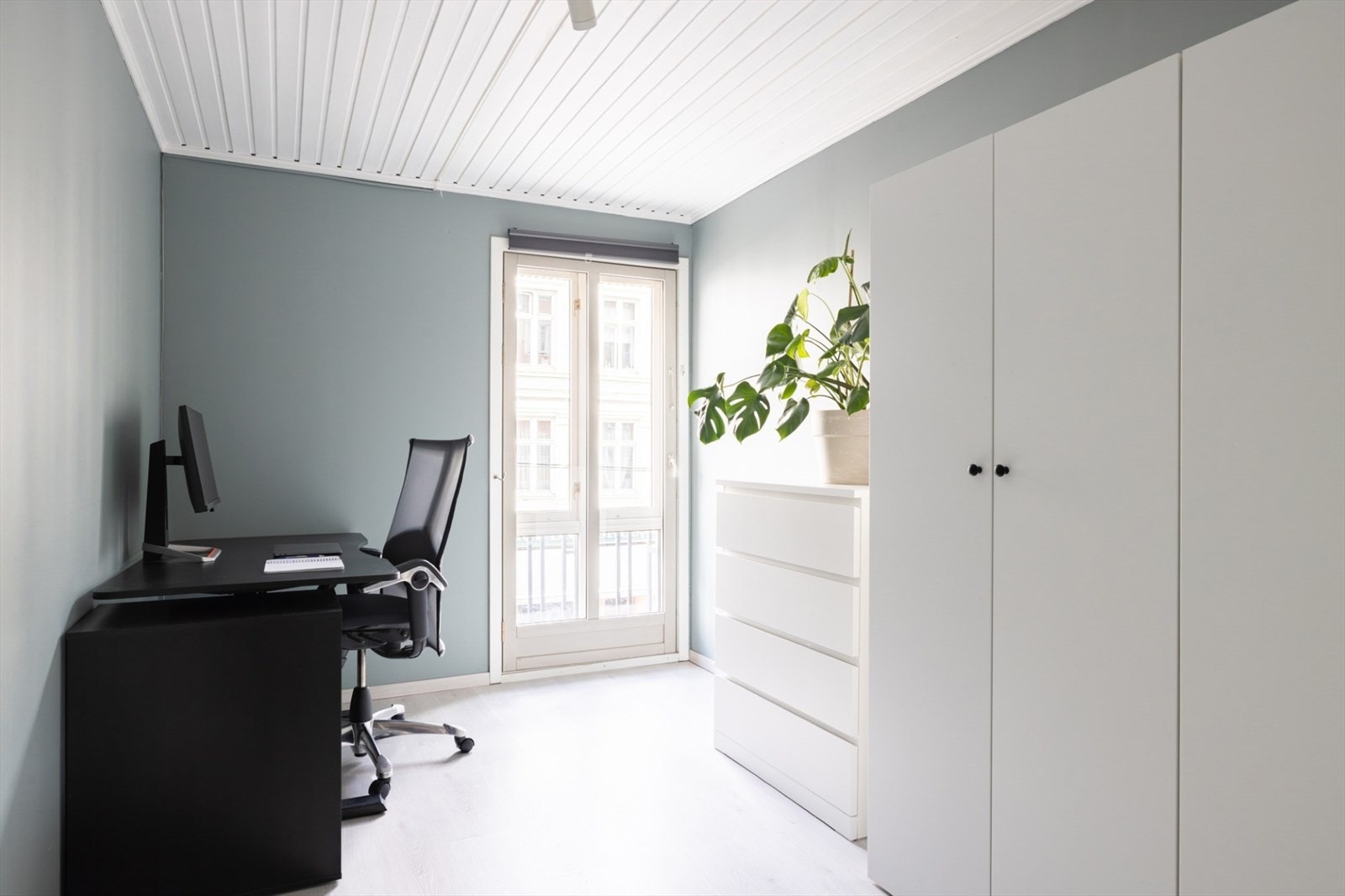 Leiligheten har to soverom, begge med fransk balkong som gir godt lysinnslipp og en luftig atmosfære Galleribilde