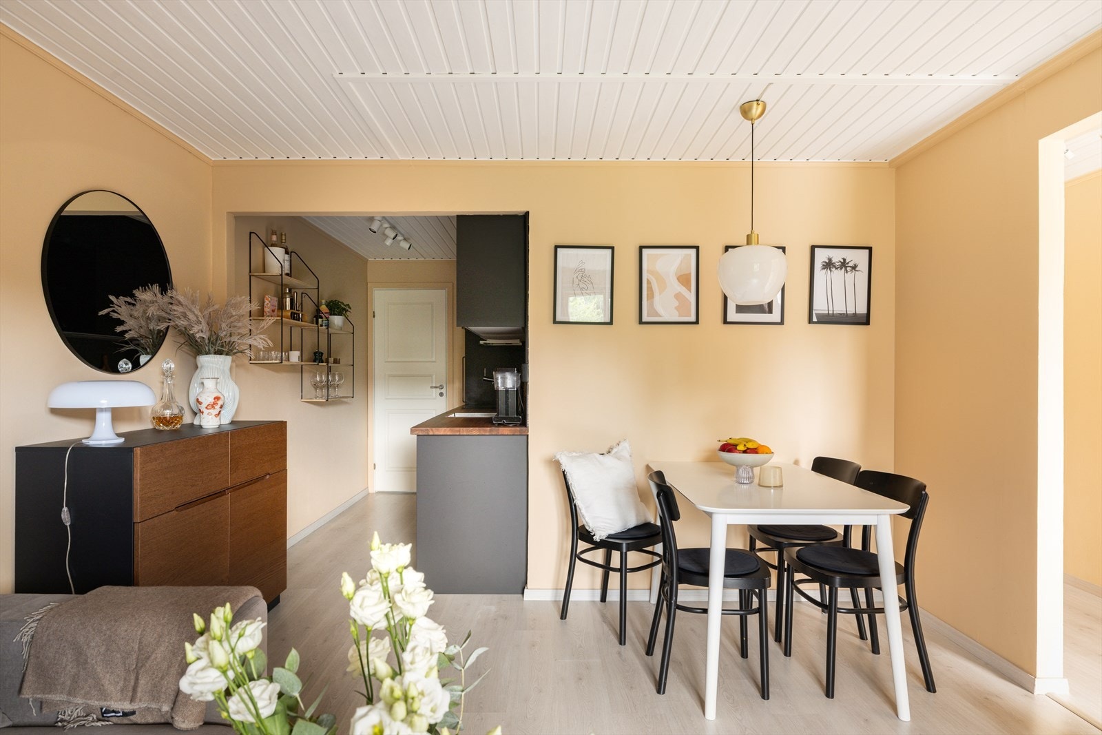 Lys og innbydende stue med store vindusflater som gir rikelig med naturlig lys. Galleribilde