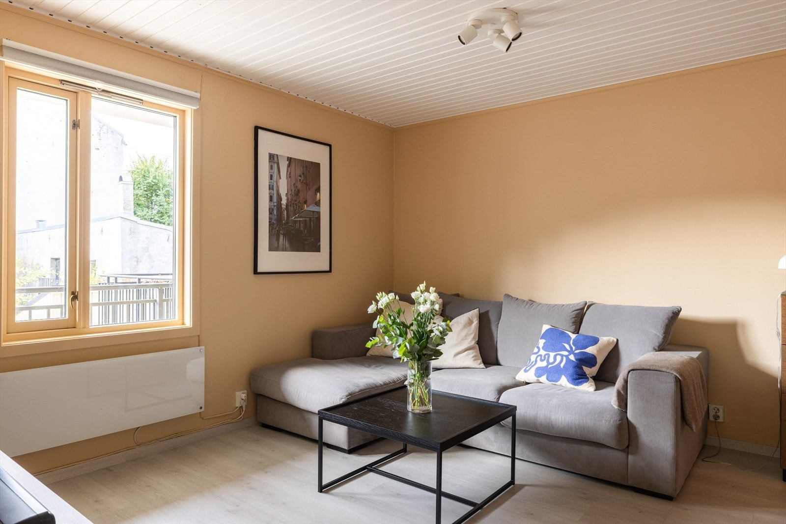 Lys og innbydende stue med store vindusflater som gir rikelig med naturlig lys. Galleribilde