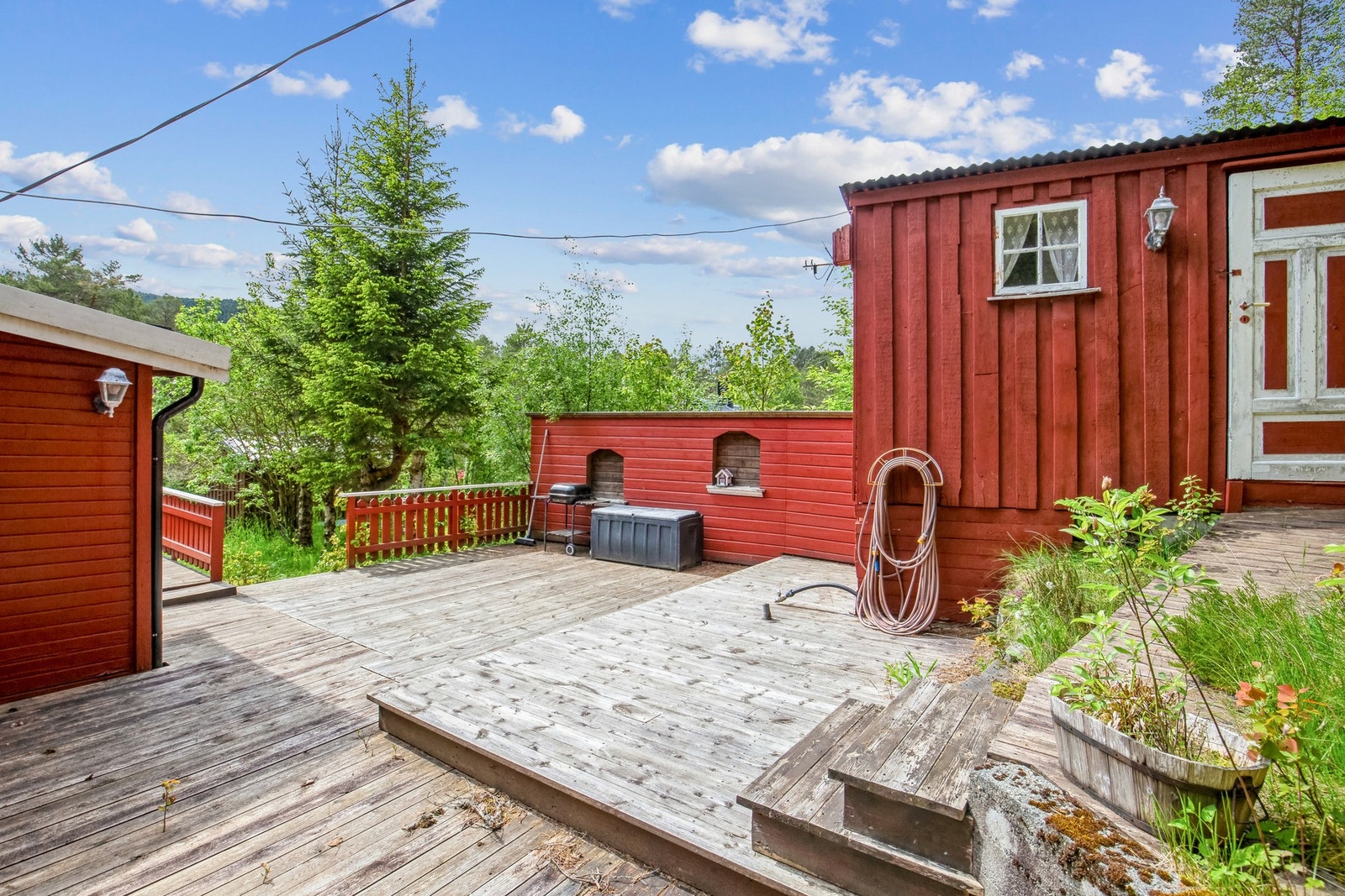 I 2012 ble det skiftet tak på hytta og lagt terrasse Galleribilde