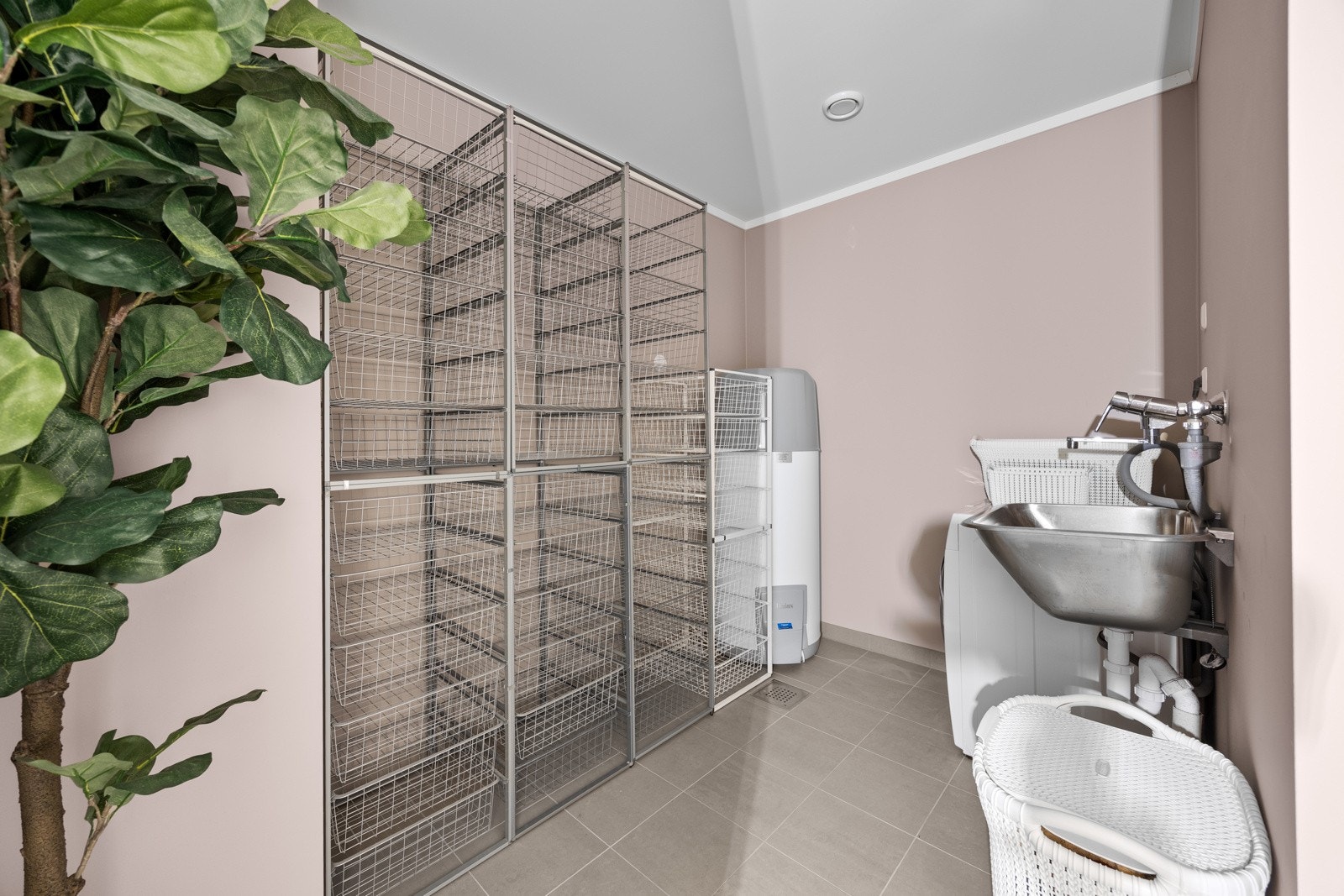 Boligen har et praktisk og romslig vaskerom i underetasjen. Vaskerommet er utstyrt med vegghengt utslagsvask, opplegg for vaskemaskin og varmtvannsbereder. Galleribilde