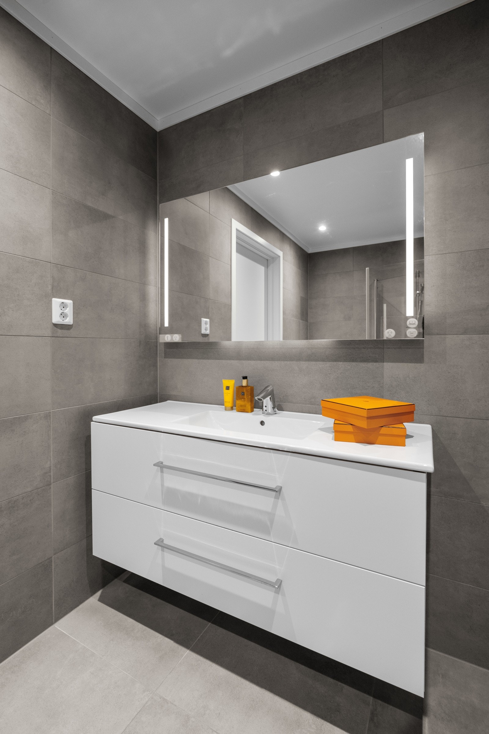 Begge badene har behagelig varme i gulvet og himling med downlights. Galleribilde