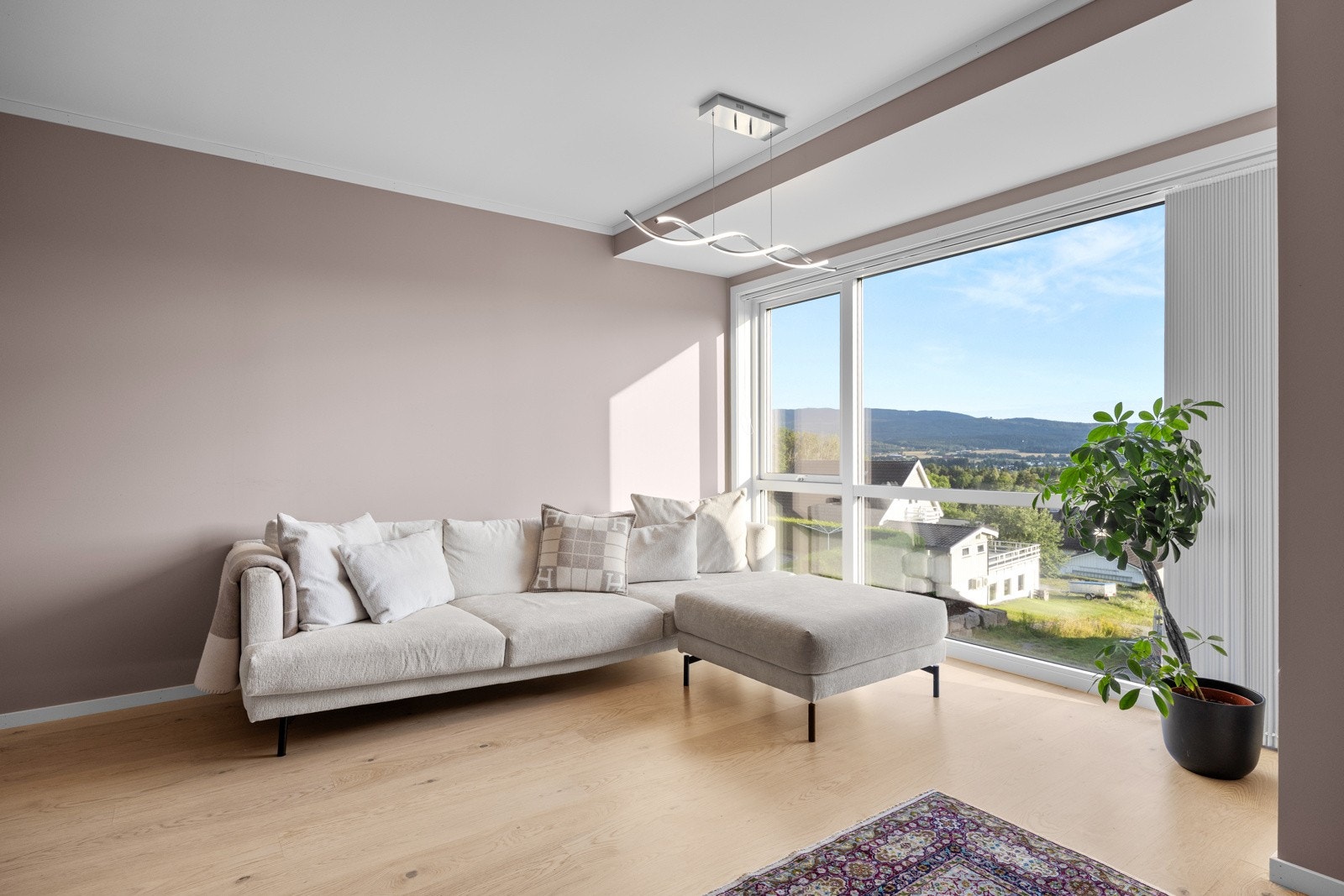 Det er store vindusflater som slipper inn rikelig med lys i boligen. Galleribilde