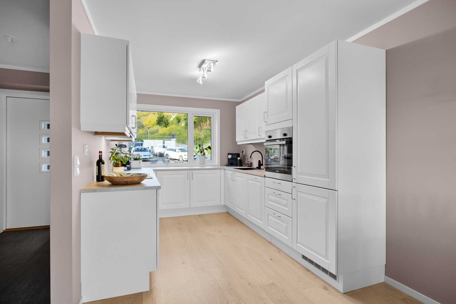 Boligen har et stilrent kjøkken med gode løsninger. Galleribilde