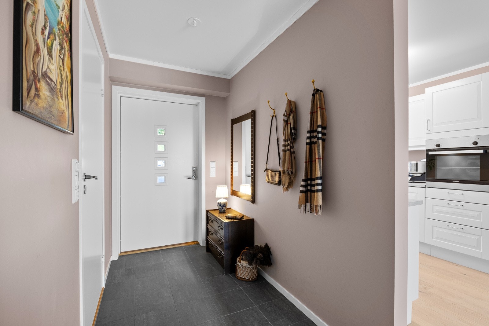 Når du kommer inn i boligen, er det første du møter en hyggelig entré som gir et godt førsteinntrykk. Galleribilde