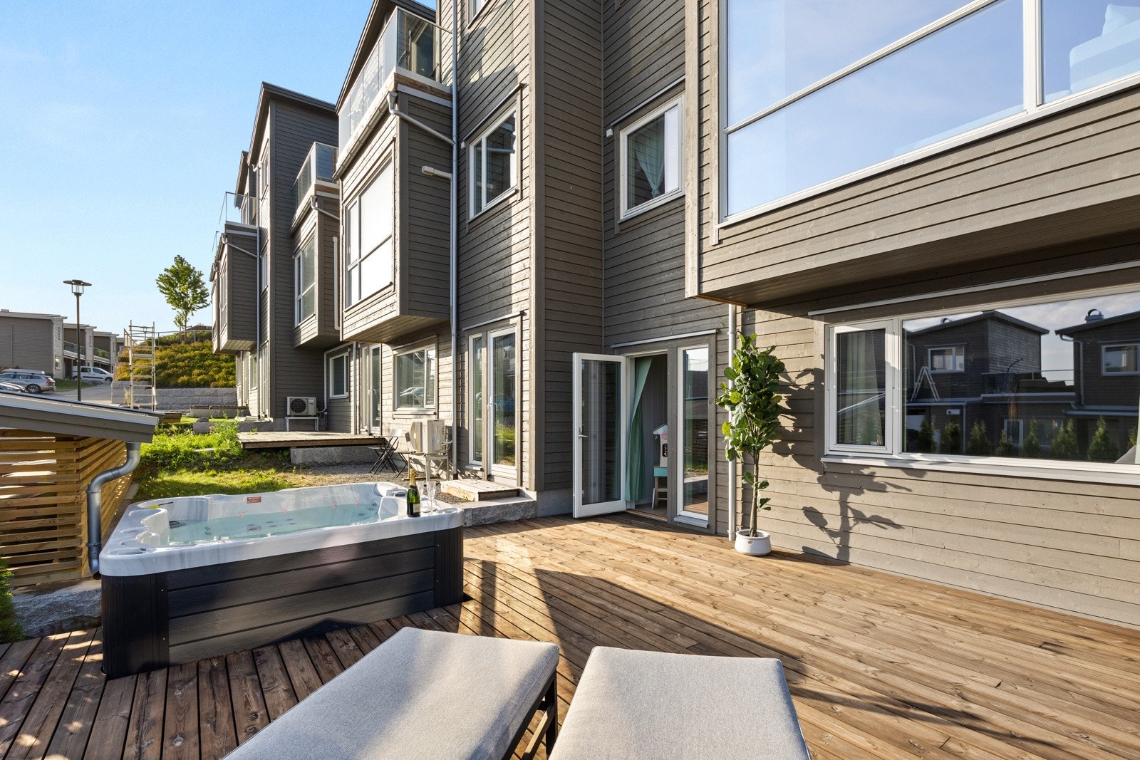 Boligen har herlige uteplasser med gode solforhold. Galleribilde