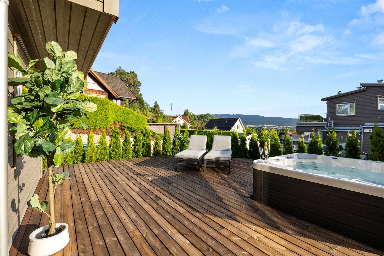 Fra det ene soverommet i underetasjen er det utgang til en nydelig markterrasse på 39m². Galleribilde