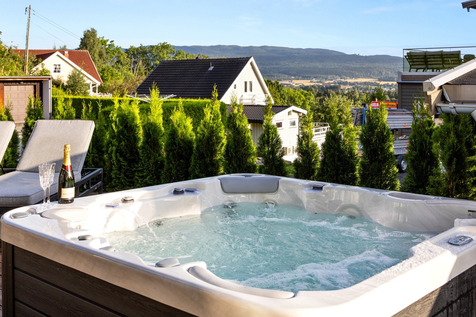 På terrassen er det montert et boblebad, så her kan du nyte solrike dager. Galleribilde