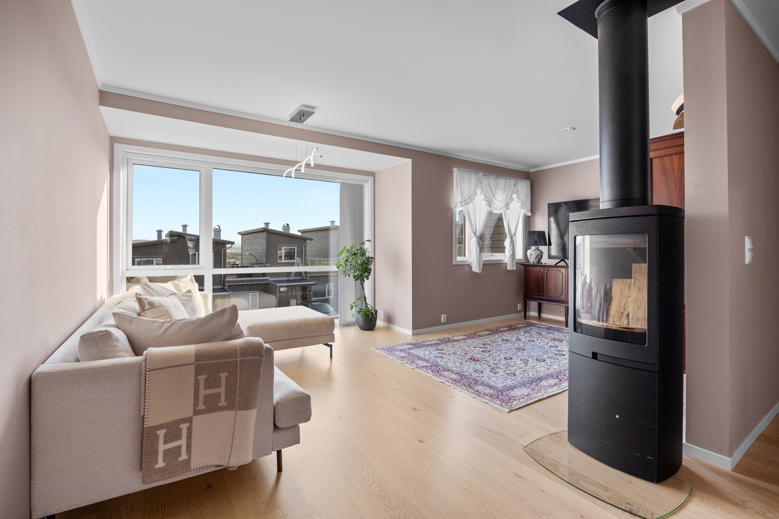 Boligen strekker seg over tre plan og har en praktisk planløsning. Galleribilde