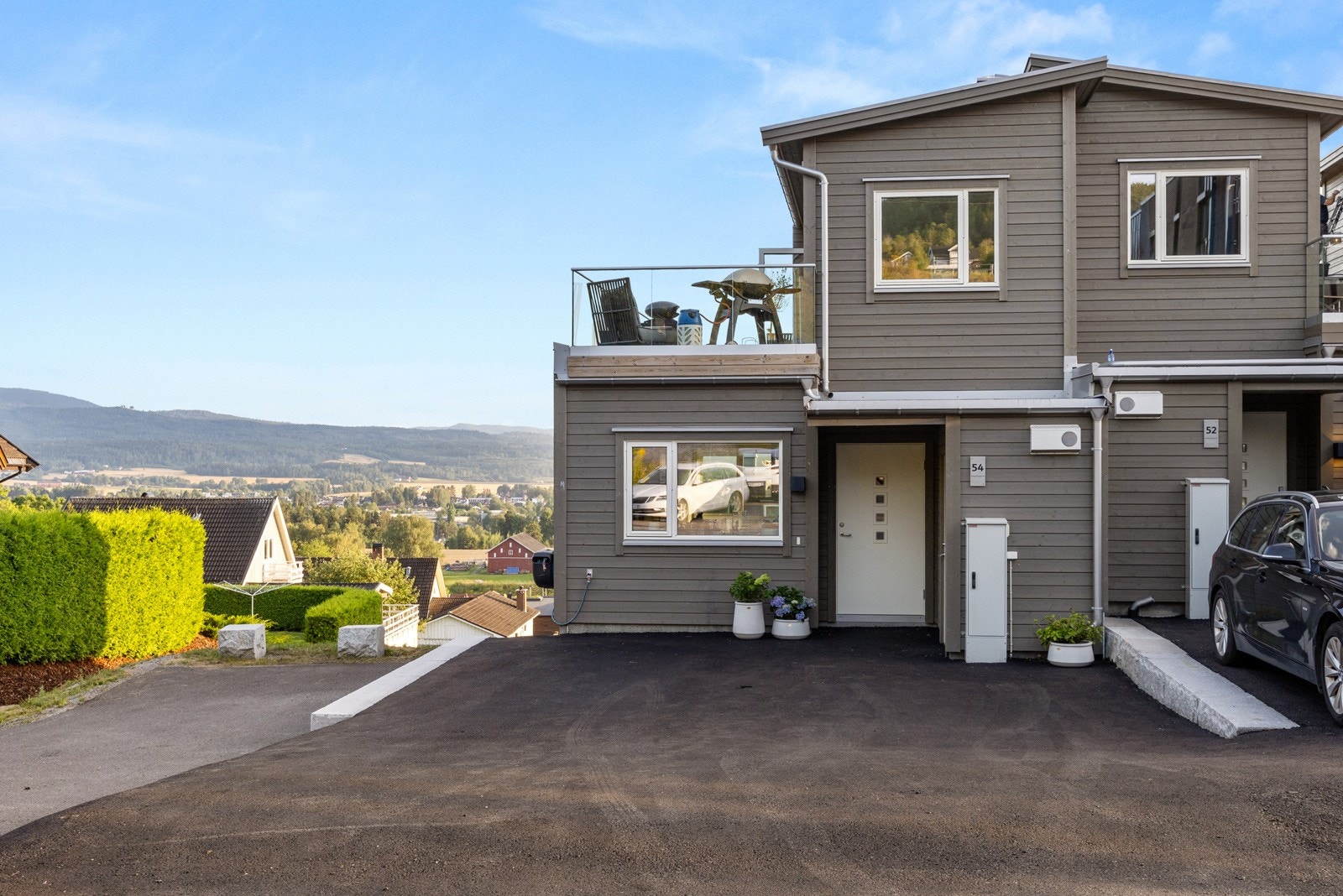 Det er mulighet for å parkere flere biler rett utenfor. Galleribilde