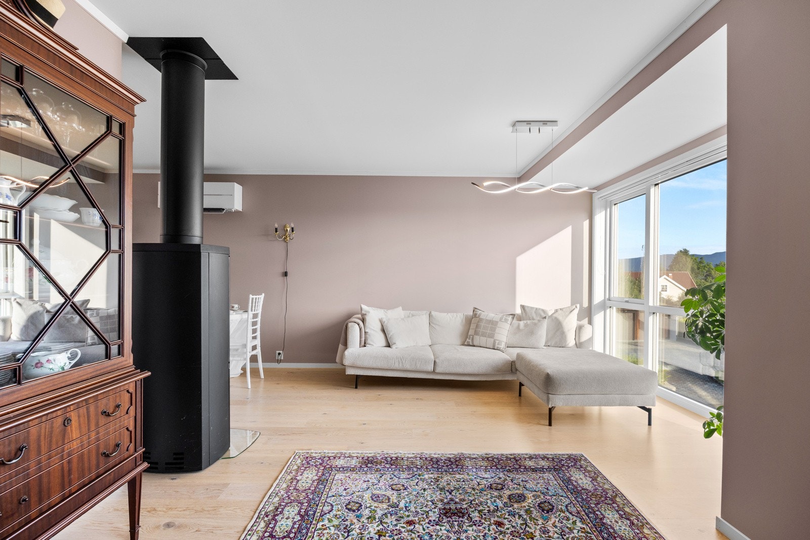 I rommet er det et flott ildsted for hyggelig oppvarming. Det er i tillegg montert en varmepumpe. Galleribilde