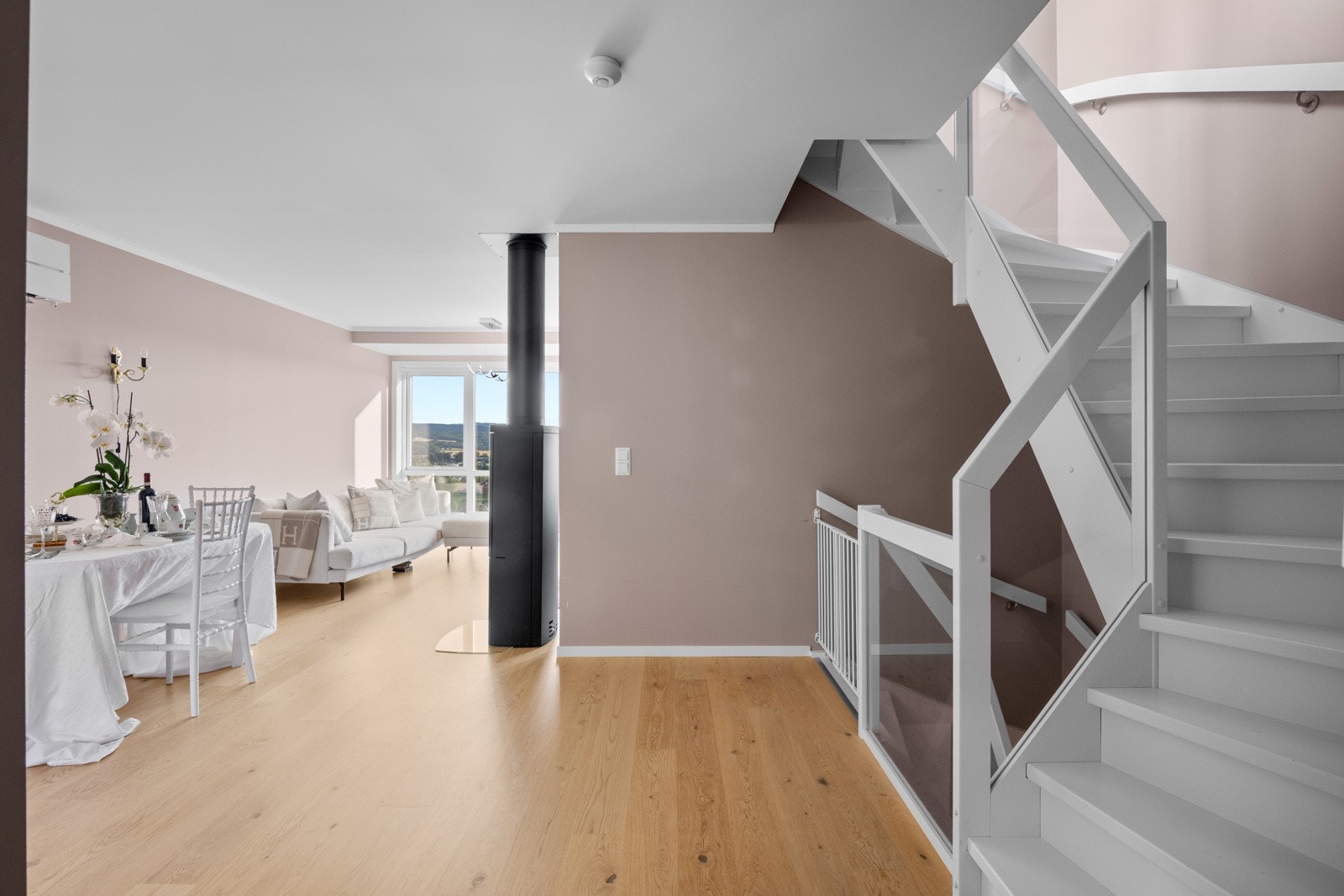 Leiligheten er malt i behagelige toner og gulvet er belagt med parkett. Galleribilde