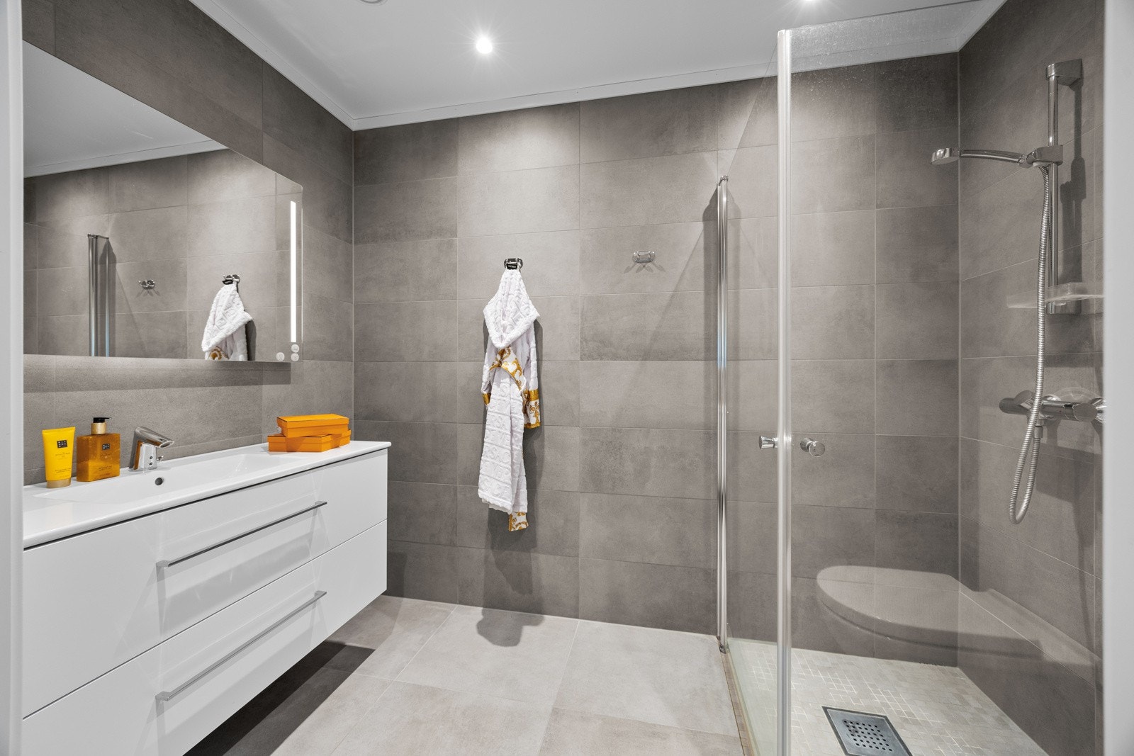 I underetasjen er det et delikat og flislagt baderom. Galleribilde