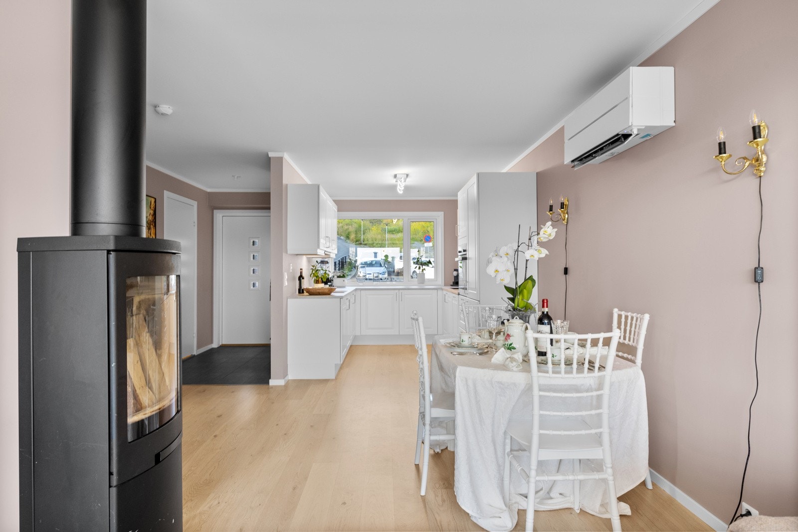 Det er plass til en større sofagruppe med tilhørende møblement og tv-seksjon. Du kan samtidig ha et stort spisebord i tilknytning til kjøkkenet. Galleribilde